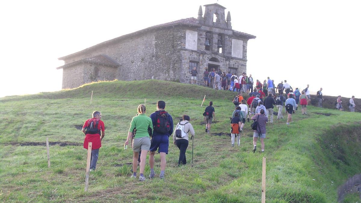 La marcha de las ermitas recorre las 7 barriadas de Zeanuri para ver de cerca su patrimonio religioso