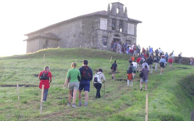 La marcha de las ermitas recorre las 7 barriadas de Zeanuri para ver de cerca su patrimonio religioso