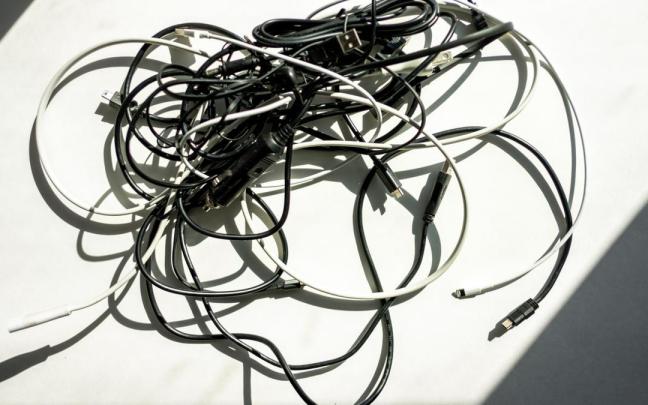 Cables enredados [Foto: vecteezy]