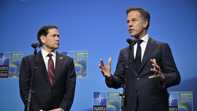 Mark Rutte (d) comparece junto al secretario de Estado norteamericano, Marco Rubio, al término de la reunión en Helsingborg.