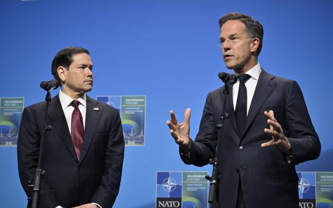 Mark Rutte (d) comparece junto al secretario de Estado norteamericano, Marco Rubio, al término de la reunión en Helsingborg.