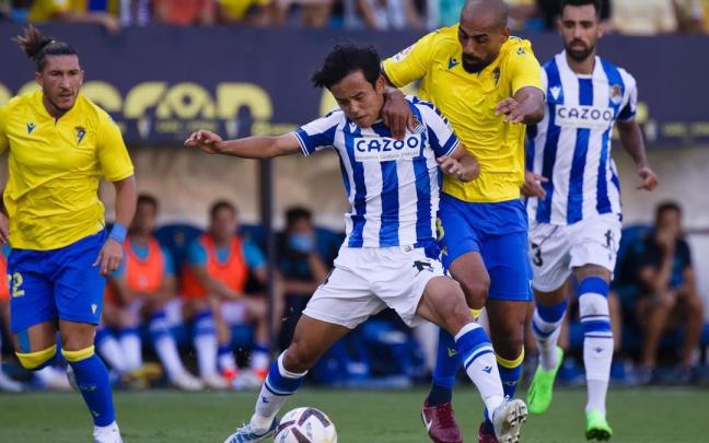 Take Kubo, presionado por Fali durante el partido de la pasada temporada