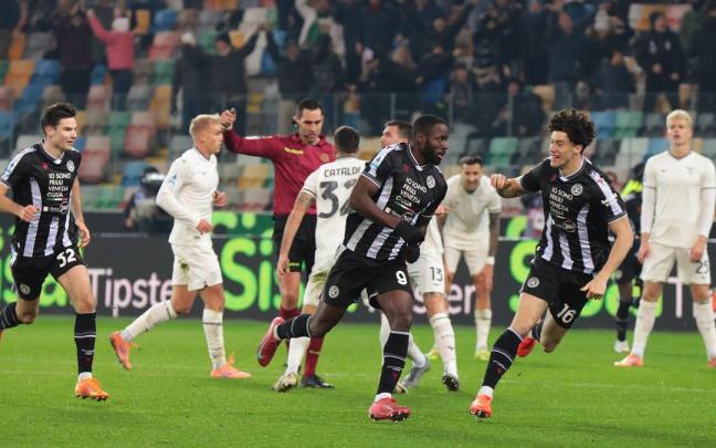 Imagen de un duelo entre el Udinese y la Lazio de la Serie A italiana.