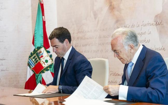 El lehendakari y el presidente de la Fundación “la Caixa” firman el acuerdo en materia de Obra Social.