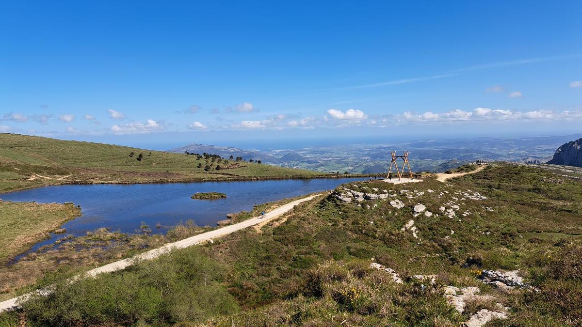 La estructura del columpio, junto a uno de los antiguos pozos de la central hidroeléctrica.