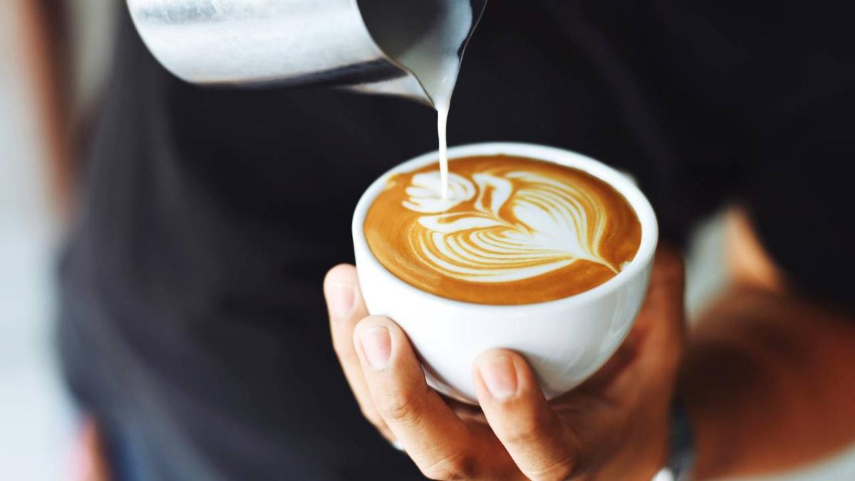 Cómo preparar un café flat white.