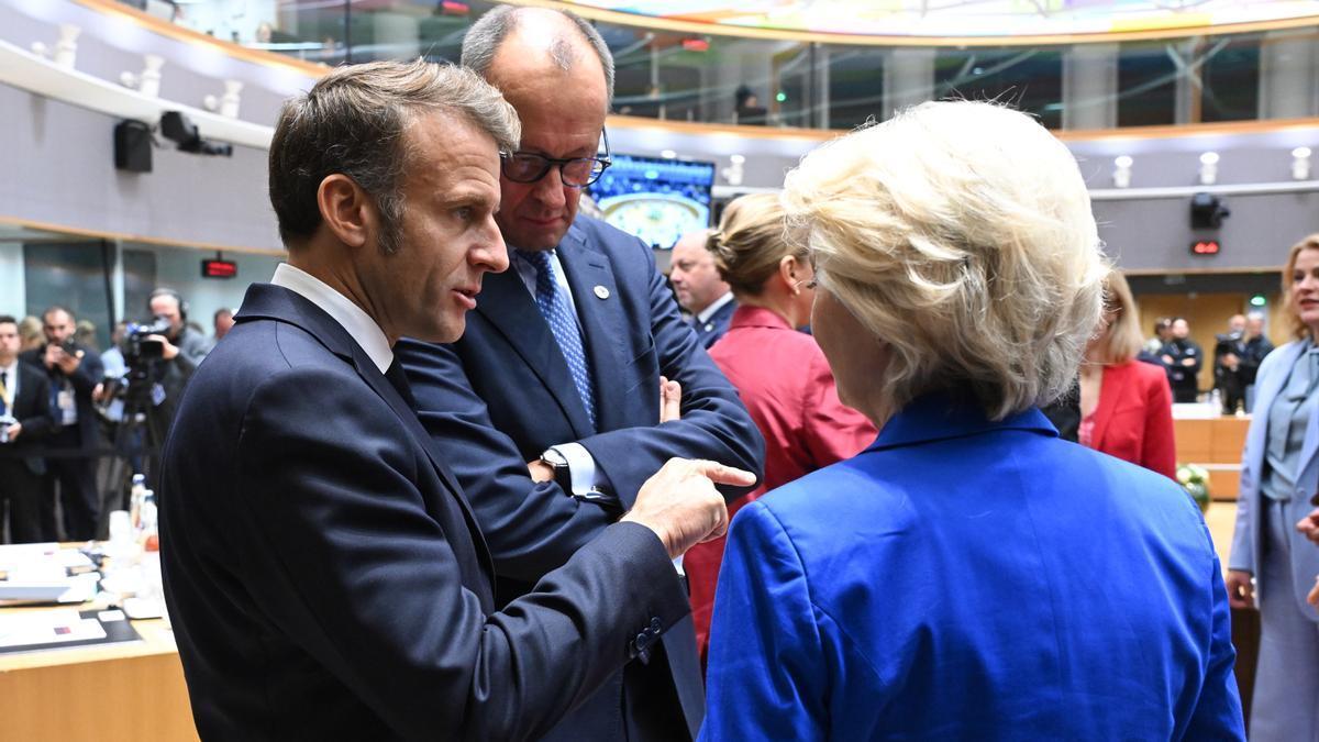 La presidenta de la Comisión Europea, Ursula von der Leyen, el presidente francés, Emmanuel Macron, y el canciller alemán, Friedrich Merz, en una cumbre europea en Bruselas.
