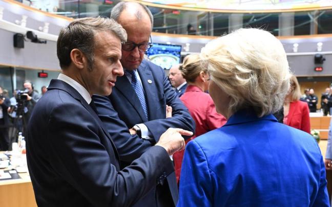 La presidenta de la Comisión Europea, Ursula von der Leyen, el presidente francés, Emmanuel Macron, y el canciller alemán, Friedrich Merz, en una cumbre europea en Bruselas.