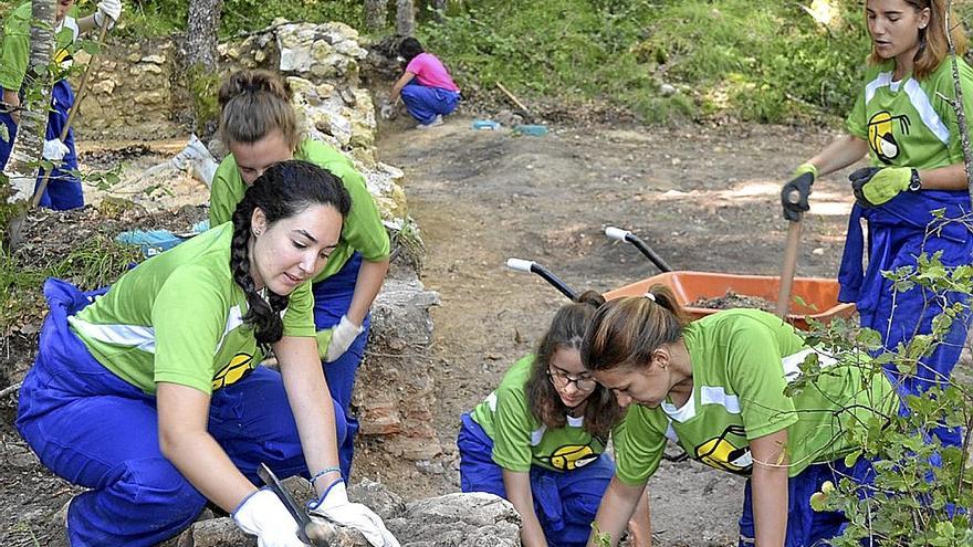 Jóvenes se afanan en un campo de trabajo en Korres.