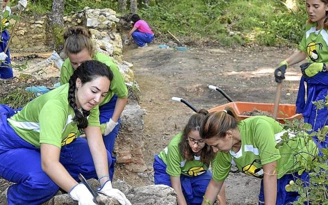 J&oacute;venes se afanan en un campo de trabajo en Korres.