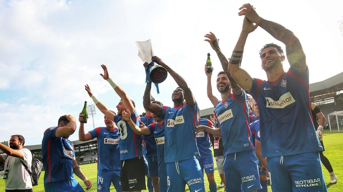 Los futbolistas del Amorebieta celebran en Ferrol la conquista de la Copa de Campeones de Primera RFEF.