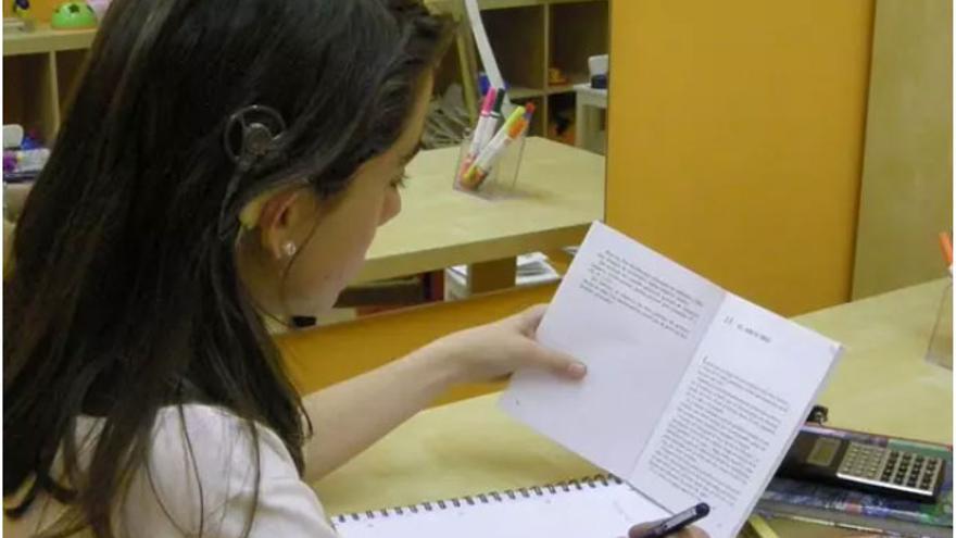Una alumna con una discapacidad auditiva.