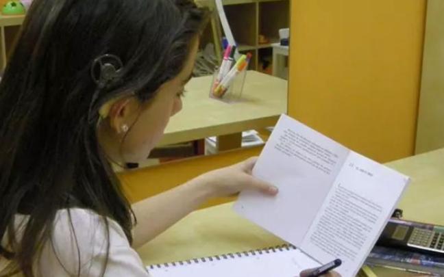 Una alumna con una discapacidad auditiva.