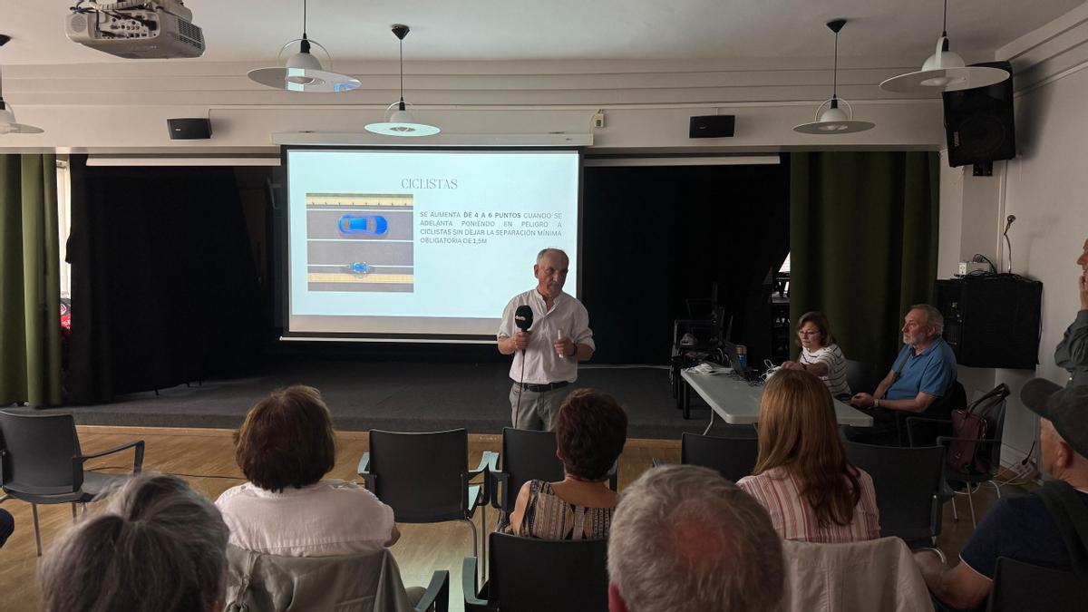 La charla tuvo lugar en el Centro de Personas Mayores de Durango.