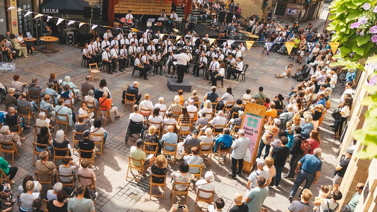 Un concierto de la banda en Herriko Enparantza