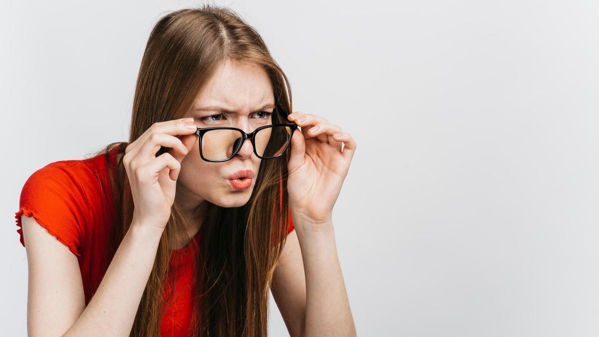 Una mujer se baja las gafas para ver bien de cerca.