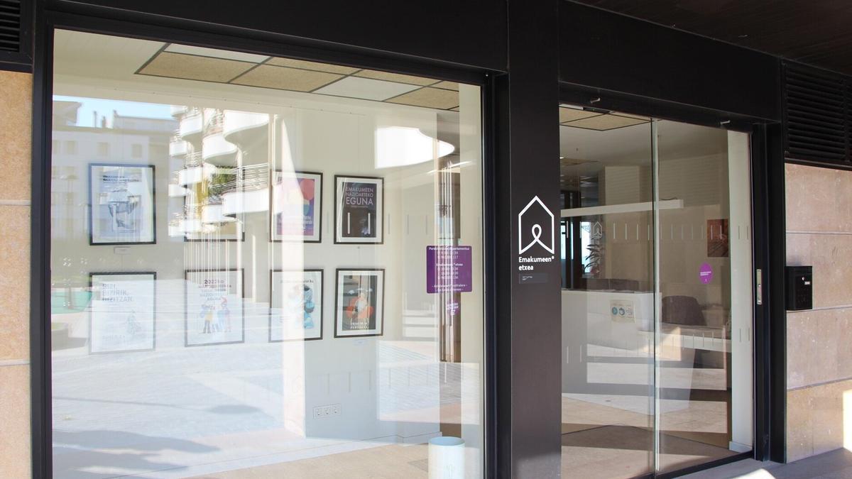 Exterior de la Emakumeen Etxea de Zarautz.