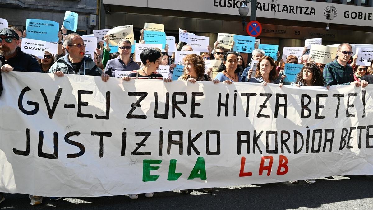 Varias decenas de funcionarios judiciales, ayer ante la sede del Gobierno vasco en Bilbao.