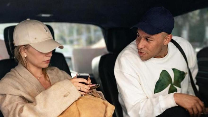 Ester Expósito junto a Kylian Mbappé