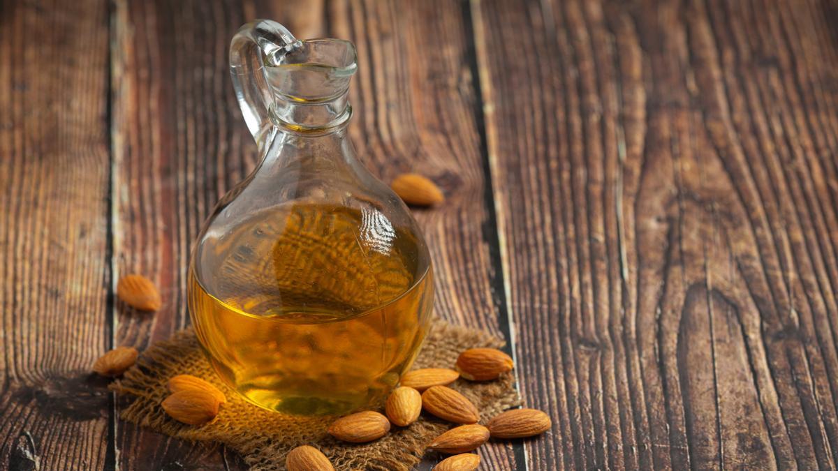 Aceite de almendras para limpiar la madera.