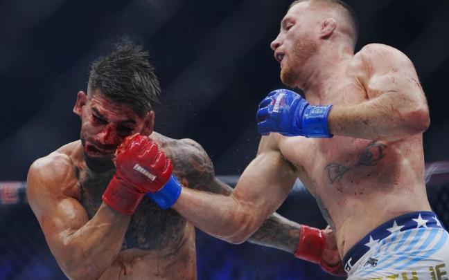 Ilia Topuria recibió un duro castigo durante la pelea contra Justin Gaethje.