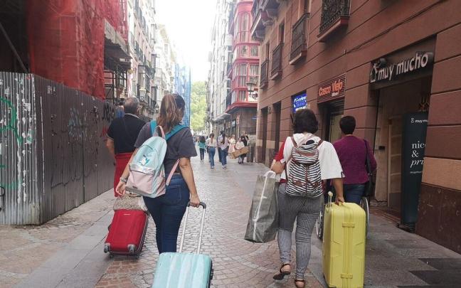 Varios turistas con sus maletas. Varios turistas con sus maletas.