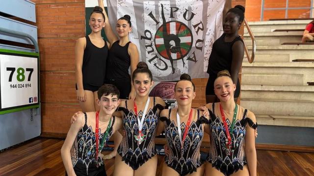 Marc Gabilondo junto a las compañeras del club Ipurua de Eibar con las que logró el campeonato de Euskadi en la categoría de conjuntos. / Ipurua G.R. Marc Gabilondo junto a las compañeras del club Ipurua de Eibar con las que logró el campeonato de Euskadi en la categoría de conjuntos.