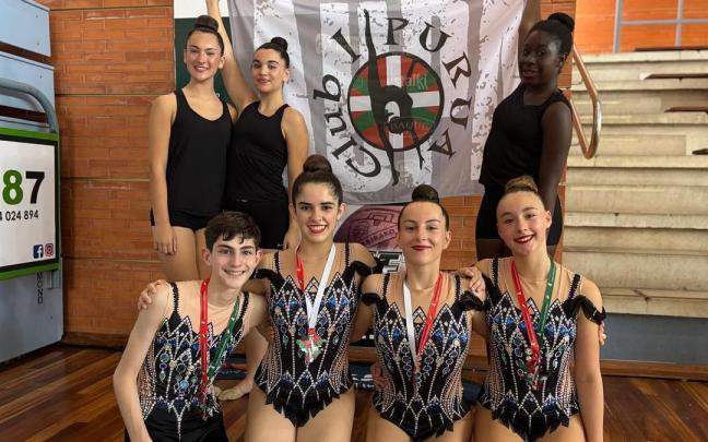 Marc Gabilondo junto a las compañeras del club Ipurua de Eibar con las que logró el campeonato de Euskadi en la categoría de conjuntos. / Ipurua G.R. Marc Gabilondo junto a las compañeras del club Ipurua de Eibar con las que logró el campeonato de Euskadi en la categoría de conjuntos.