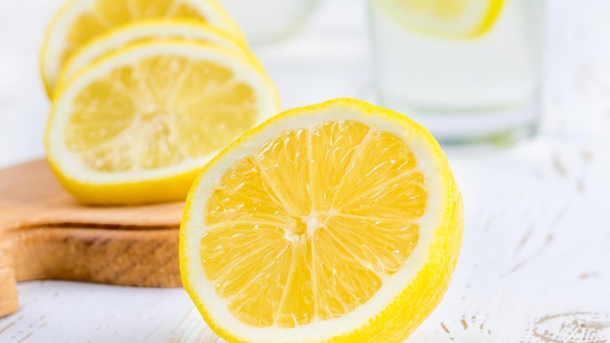Dos limones con agua serán necesarios para blanquear la ropa