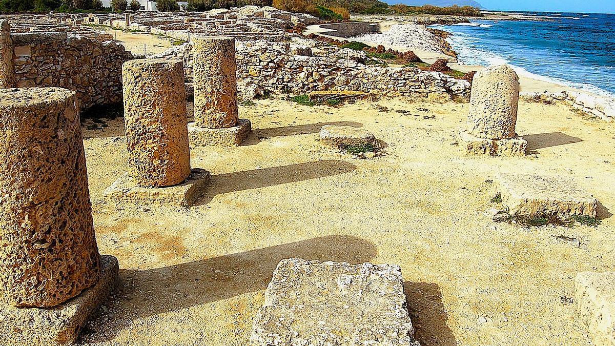 Restos de antiguas grandes mansiones de Kerkouane a orillas del Mediterráneo.