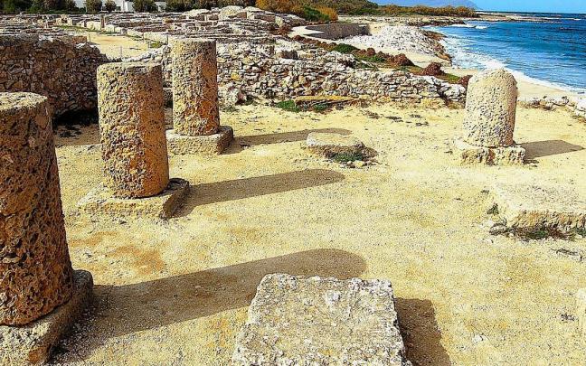 Restos de antiguas grandes mansiones de Kerkouane a orillas del Mediterráneo.