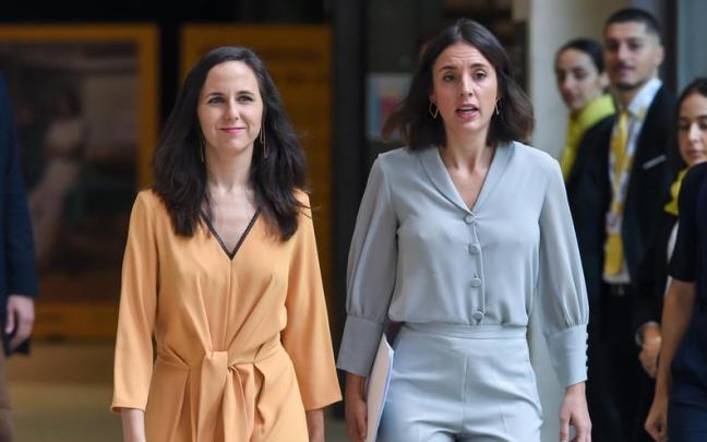 La ministra de Derechos Sociales y Agenda 2030 en funciones, Ione Belarra, junto a la ministra de Igualdad en funciones, Irene Montero.