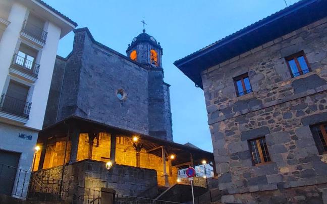 Vista de la iglesia y la torre que alberga a las controvertidas campanas de la parroquia de Santa María La Real.