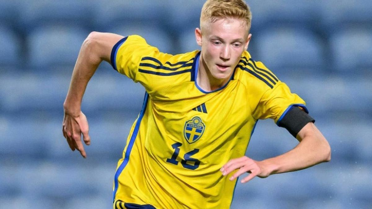 Hugo Larsson, jugando con su selección.