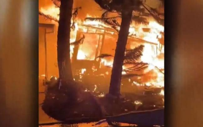 La avioneta se estrelló contra una casa rodante.