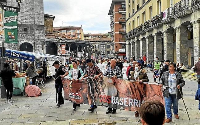 La plataforma SOS Baserriak en la movilización que llevó a cabo el sector primario de Aiaraldea en la pasada feria de Viernes de Dolores. | FOTO: A.O.