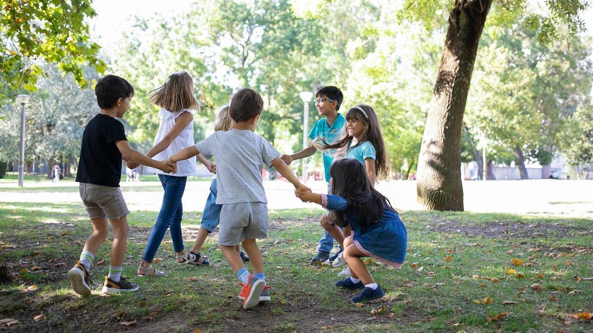 Niños jugando al aire libre.