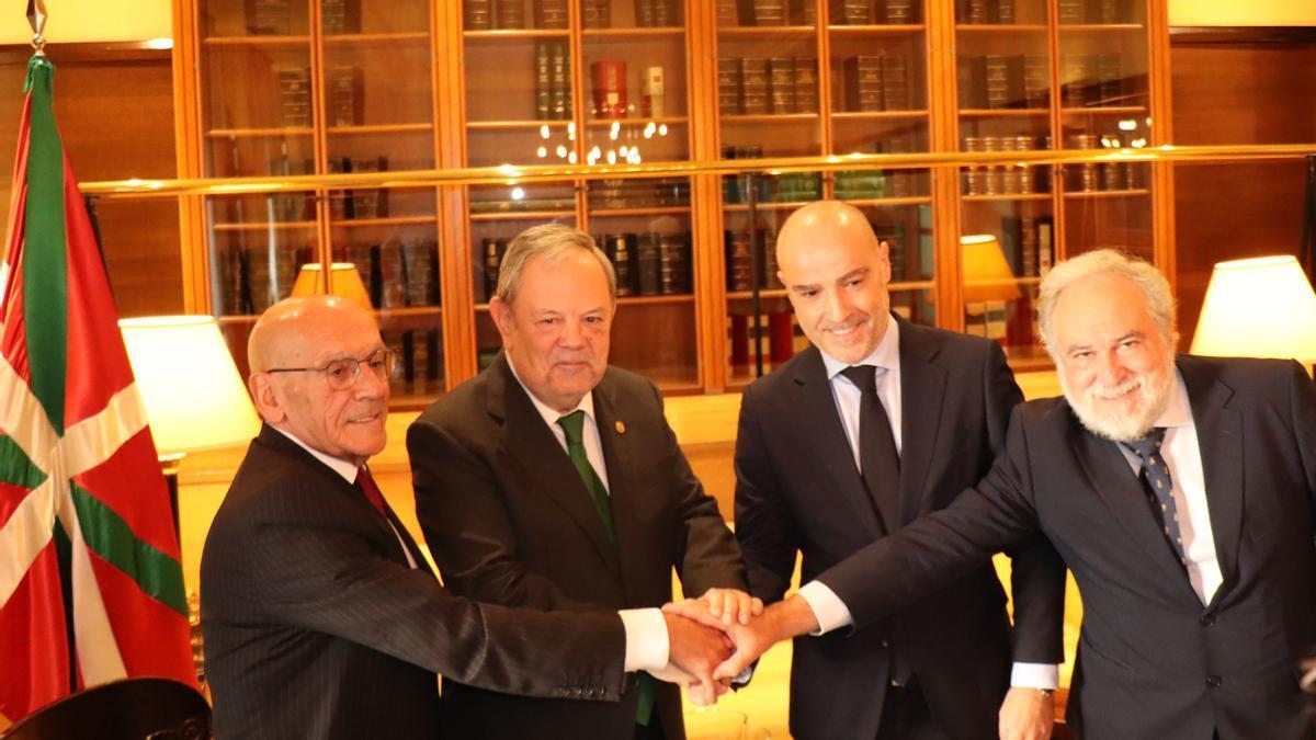Azpiazu, con los presidentes de las tres Cámaras de Comercio vascas.