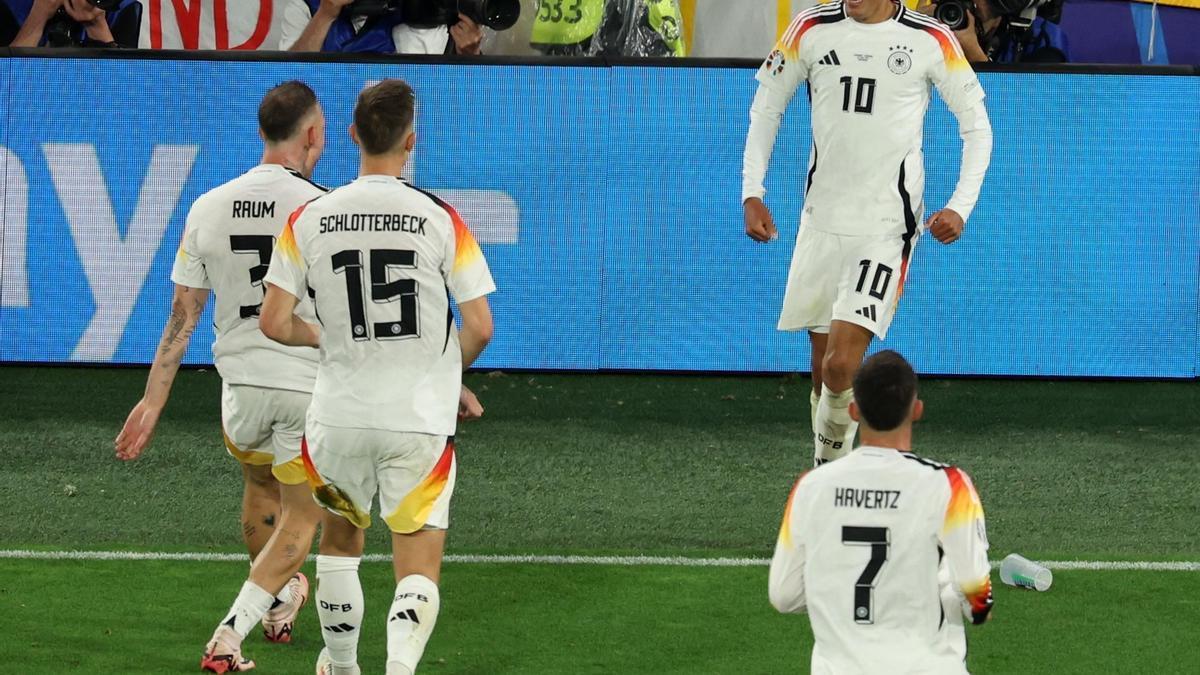 Jugadores alemanes celebran el segundo gol frente a Dinamarca