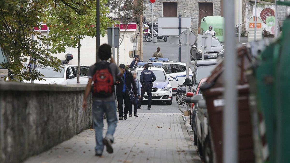 Agentes de la Ertzaintza en la plaza Urdanibia de Irun