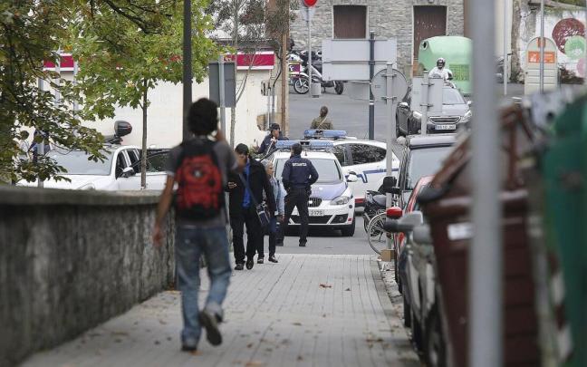 Agentes de la Ertzaintza en la plaza Urdanibia de Irun