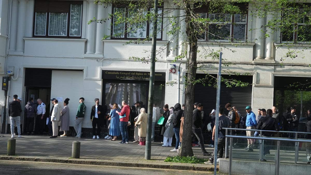 Colas en el consulado de Marruecos en Bilbao