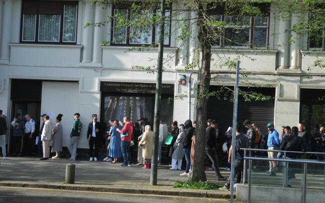 Colas en el consulado de Marruecos en Bilbao