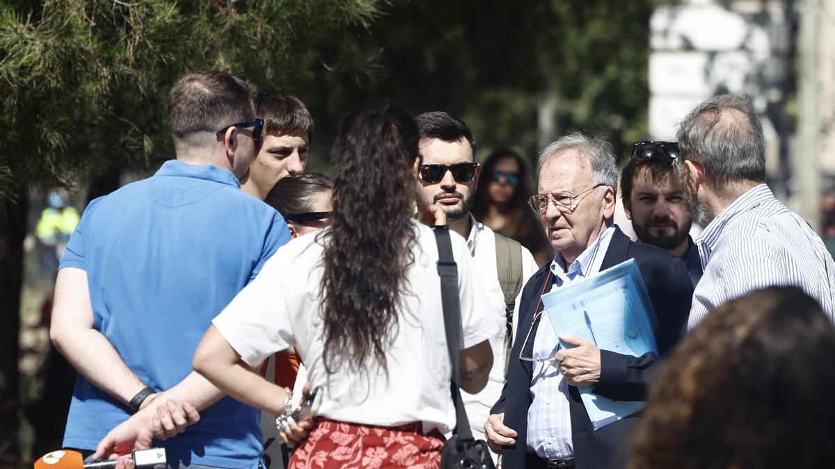 El secretario general de Manos Limpias Miguel Bernard (2d) a su llegada a los juzgados de plaza de Castilla.