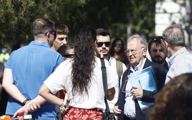 El secretario general de Manos Limpias Miguel Bernard (2d) a su llegada a los juzgados de plaza de Castilla.