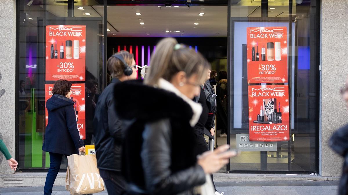 Un escaparate avisa de los descuentos durante 'Black Friday'.