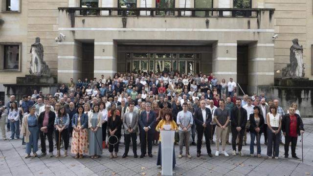 Unos 150 alcaldes y representantes municipales, junto a personalidades del ámbito del euskera, concentrados en julio de 2025 frente a la sede de TSJPV tras una sentencia del Tribunal Supremo.