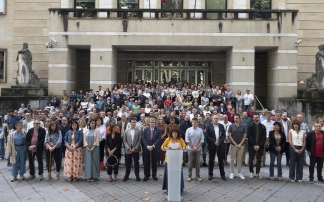 Unos 150 alcaldes y representantes municipales, junto a personalidades del ámbito del euskera, concentrados en julio de 2025 frente a la sede de TSJPV tras una sentencia del Tribunal Supremo.