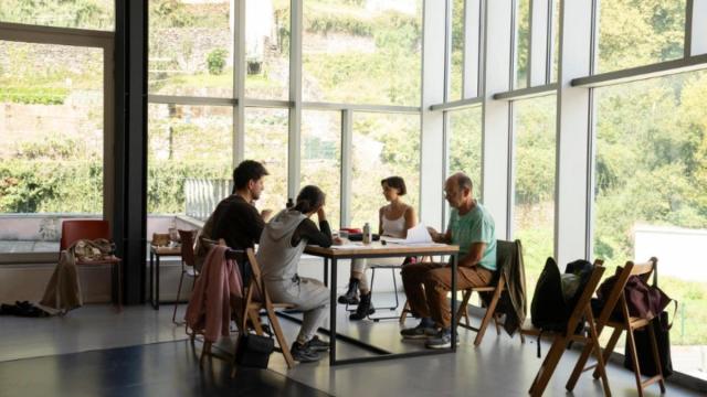 Vista de un encuentro creativo en Dinamoa, en una edición anterior de las estancias creativas Sormen.