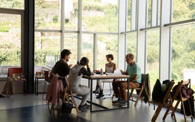 Vista de un encuentro creativo en Dinamoa, en una edición anterior de las estancias creativas Sormen.